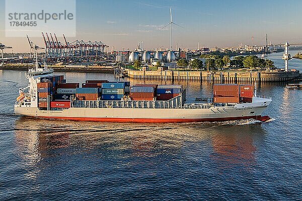 Containerschiff auf der Elbe im Hamburger Hafen bei früher Morgensonne  Hamburg  Land Hamburg  Norddeutschland  Deutschland  Europa