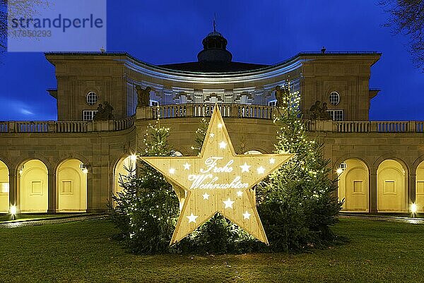 Weihnachtlich beleuchtetes Kursaalgebäude auch Regentenbau bei Dämmerung  Klassizismus  Weihnachtsstern mit Inschrift Frohe Weihnachten  Kurgarten  Bad Kissingen  Unterfranken  Franken  Bayern  Deutschland  Europa