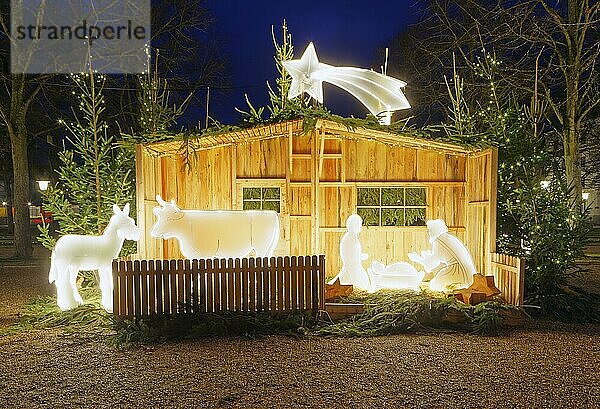 Weihnachtliche Krippe im Kurgarten  stilisiert  beleuchtet  Bad Kissingen  Unterfranken  Franken  Bayern  Deutschland  Europa