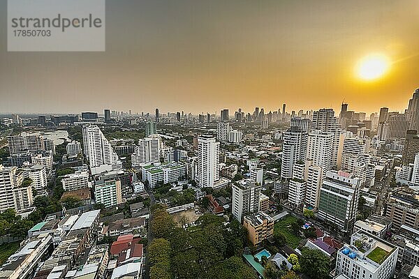 Sonnenuntergang über der Skyline von Bangkok  Thailand  Asien