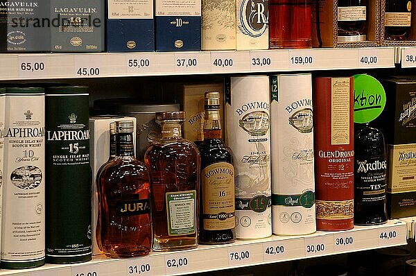Verschiedene Whiskyflaschen im Verkaufsregal in einem Supermarkt (Aufnahmedaturm nicht bekannt) (nur redaktionelle Verwendung)