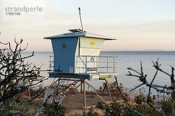 Ein Rettungsschwimmerturm bei Sonnenuntergang in El Matador Beach  Malibu  Kalifornien  USA  Nordamerika