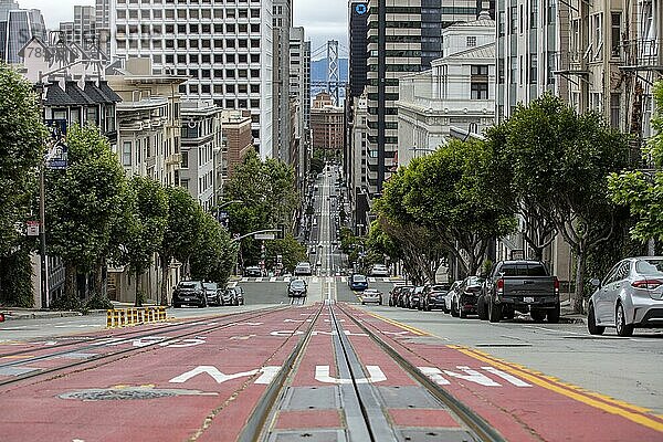 California Street  steile Strasse mit Cable Car Schienen  San Francisco  Kalifornien  USA  Nordamerika