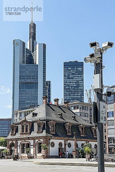 Barockes Wachhaus Hauptwache  Überwachungskameras im öffentlichen Raum  Commerzbank Tower und Hochhäuser von Mainhattan  Frankfurt am Main  Hessen  Deutschland  Europa