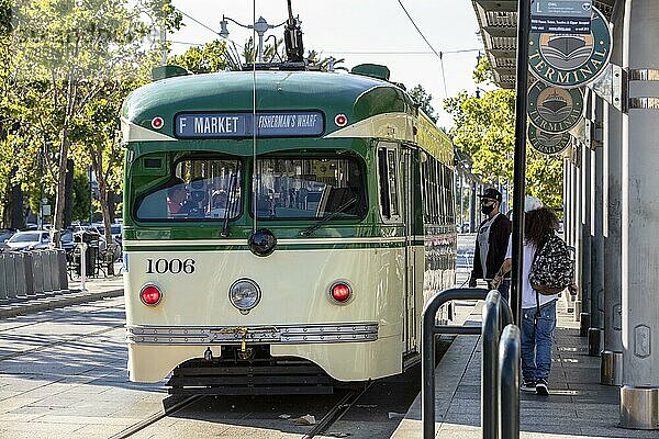 Menschen mit Maske  Corona  Strassenbahn  Hafen von San Francisco  Kalifornien  USA  Nordamerika