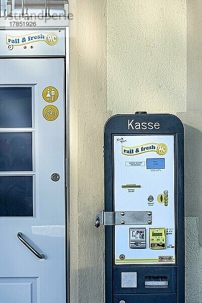 Kassenautomat  Kasse  öffentliche Toilette  rail & fresh WC  hygienisch sauber  automatische Bahnhofstoilette  Bahnhofsklo  Klo  Bahnhof  Friedberg  Hessen  Deutschland  Europa