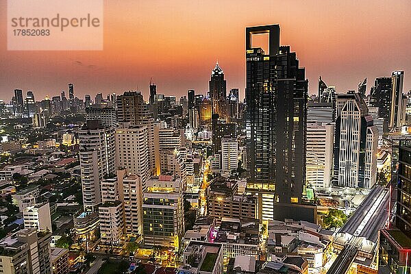 Nachtansicht auf die Skyline von Bangkok  Thailand  Asien