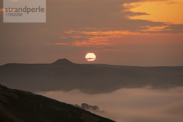 Sonnenaufgang mit Blick auf Win Hill mit Blick über das wolkenverhangene Tal von Edale  Peak District  Derbyshire  England  Vereinigtes Königreich  Europa