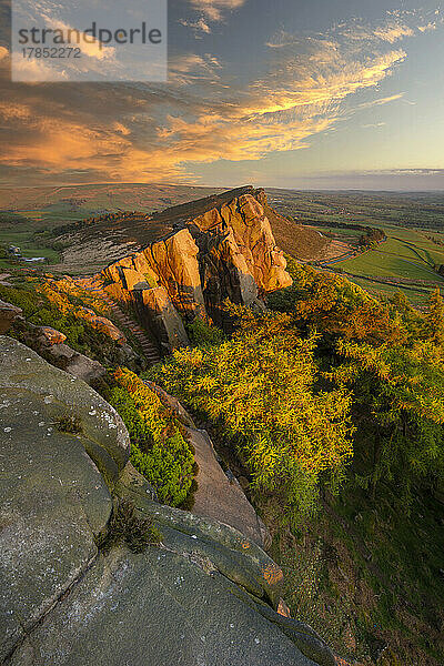 Blick bei Sonnenuntergang auf Hen Cloud  The Roaches  Peak District  Staffordshire  England  Vereinigtes Königreich  Europa