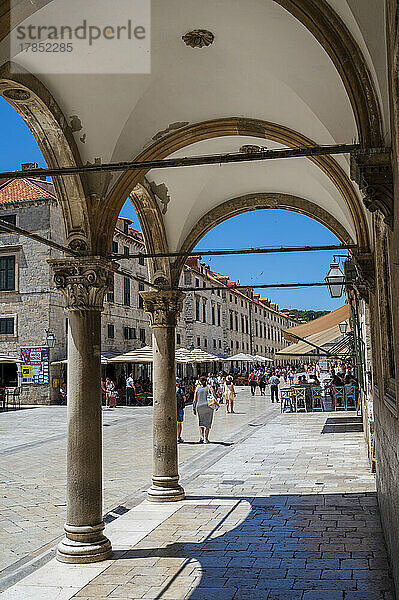Touristen in der Altstadtstraße  UNESCO-Weltkulturerbe  Dubrovnik  Dalmatinische Küste  Kroatien  Europa