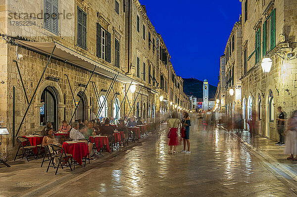 Menschen essen in einem Restaurant im Freien in der Abenddämmerung in der Altstadt  UNESCO-Weltkulturerbe  Dubrovnik  Kroatien  Europa