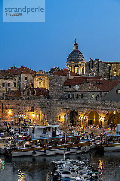 Altstadt und Hafen bei Nacht  UNESCO-Weltkulturerbe  Dubrovnik  Kroatien  Europa