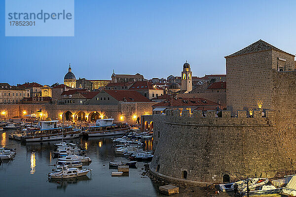 Abendlicher Blick auf die Stadtmauern und den Alten Hafen von Dubrovnik  UNESCO-Weltkulturerbe  Dubrovnik  Kroatien  Europa