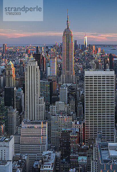 Das Empire State Building und die Skyline von Lower Manhattan bei Sonnenuntergang  Manhattan  New York  Vereinigte Staaten von Amerika  Nordamerika