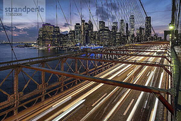 Verkehr über die Brooklyn Bridge und die Skyline von Manhattan bei Nacht  Manhattan  New York  Vereinigte Staaten von Amerika  Nordamerika