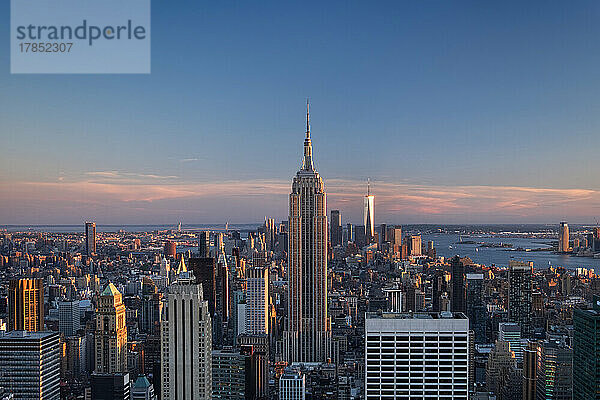 Das Empire State Building und die Skyline von Lower Manhattan bei Sonnenuntergang  Manhattan  New York  Vereinigte Staaten von Amerika  Nordamerika