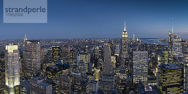 Panoramabild der Skyline von Manhattan und des Empire State Building bei Nacht  Manhattan  New York  Vereinigte Staaten von Amerika  Nordamerika