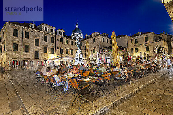 Menschen essen in einem Restaurant im Freien in der Altstadt  Dubrovnik  Kroatien  Europa