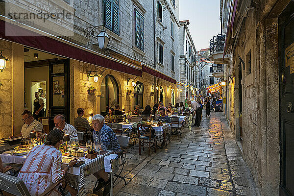 Menschen beim Essen in der Altstadt von Dubrovnik  Dalmatinische Küste  Kroatien  Europa