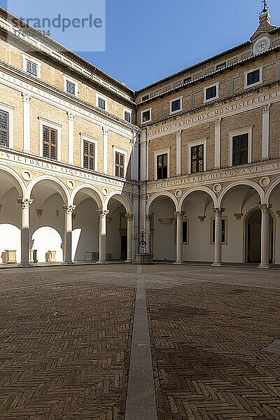 Der Ehrenhof  Palazzo Ducale  Urbino  Bezirk Urbino und Pesaro  Marken  Italien  Europa