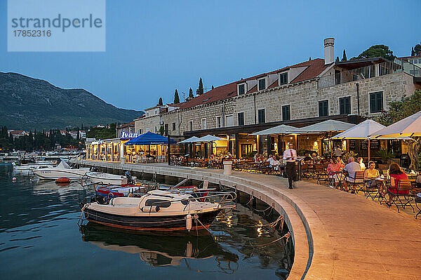 Restaurants am Wasser  Cavtat an der Adria  Cavtat  Dubrovnik Riviera  Kroatien  Europa