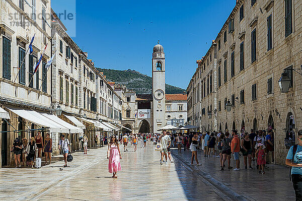 Touristen in der Altstadt  UNESCO-Weltkulturerbe  Dubrovnik  Dalmatinische Küste  Kroatien  Europa
