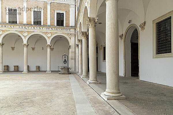 Der Ehrenhof  Palazzo Ducale  Urbino  Bezirk Urbino und Pesaro  Marken  Italien  Europa