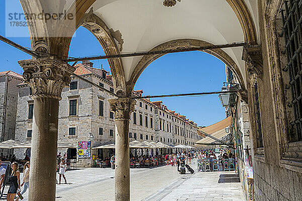 Menschen auf der Straße in der Altstadt  UNESCO-Weltkulturerbe  Dubrovnik  Dalmatinische Küste  Kroatien  Europa