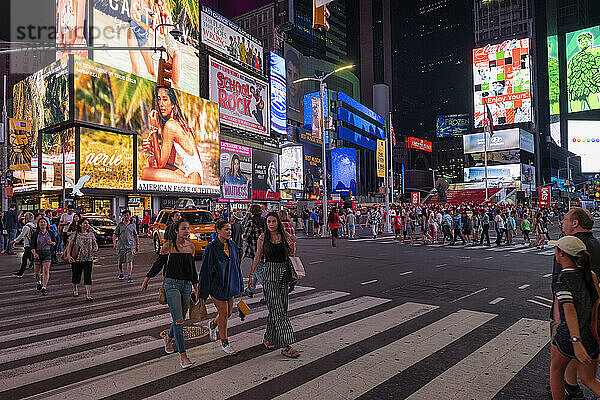 Fußgänger  die den Times Square bei Nacht überqueren  Manhattan  New York  Vereinigte Staaten von Amerika  Nordamerika