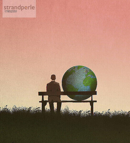 Mann und Globus sitzen nebeneinander auf einer Bank