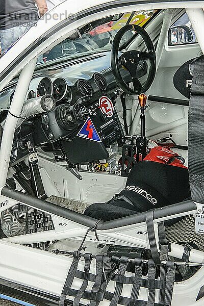 Blick Innenraum Cockpit von Rennwagen Porsche Cayman R in Startaufstellung auf Gridlane vor Start von Autorennen  Nürbirgring  Nürburg  Rheinland-Pfalz  Deutschland  Europa