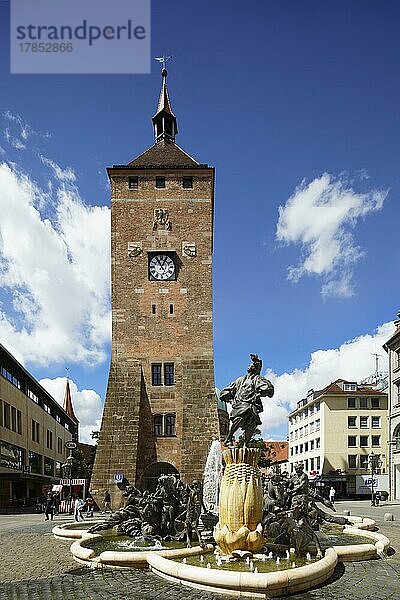 Hans-Sachs-Brunnen Ehekarusell mit Hans Sachs Skulptur vorne  erbaut 1984 vom Bildhauer Jürgen Weber  1928-2007  Hinten Weißer Turm  Torturm der vorletzten Stadtbefestigung  Backstein- Sandsteinquaderbau  erbaut um 1250  Ludwigsplatz  Sebalder Altstadt  Nürnberg  Mittelfranken  Franken  Bayern  Deutschland  Europa