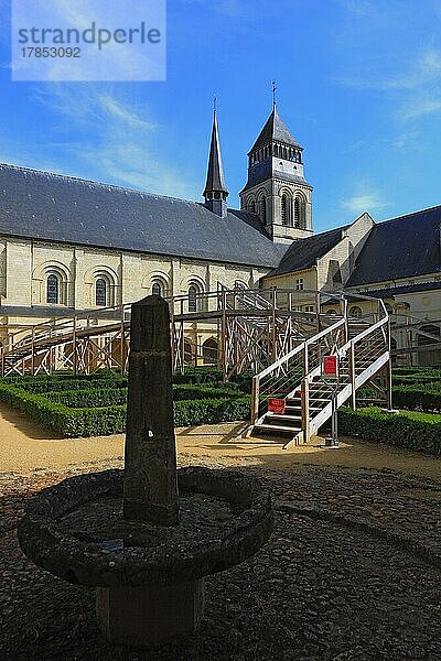Fontevraud-lAbbaye  Maine-et-Loire  Abbaye Royale de Fontevraud  eine koenigliche Abtei  war ein gemischtes Kloster  das um das Jahr 1100 von Robert von Arbrissel unter Mitwirkung der Hersendis von Champagne gegruendet wurde. Die Abtei von Fontevraud  auch unter dem Namen Klosterstadt bekannt  gilt als groesstes kloesterliches Gebaeude Europas  Frankreich  Europa