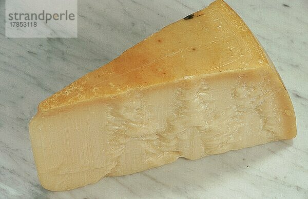 Parmesan  Parmesankäse  Parmigiano  Parmigiano Reggiano  bezeichnet einen als Würzkäse geeigneten italienischen Extrahartkäse aus Kuhmilch  Milchprodukte  Lebensmittel