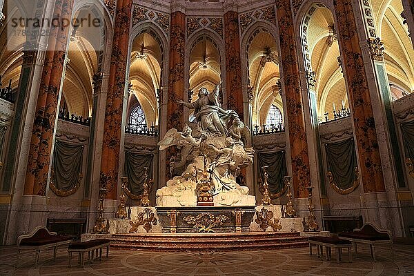 Chartres  Kathedrale Notre-Dame de Chartres  Altar im Chor mit heiligen Figuren  Region Centre  Frankreich  Europa