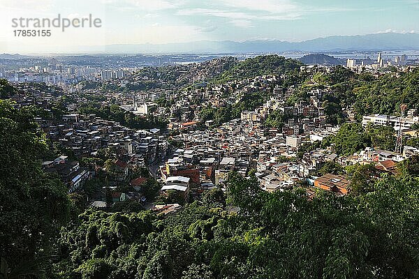 Blick auf die Favelas zwischen Santa Teresa und Centro  Rio de Janeiro  Brasilien  Südamerika