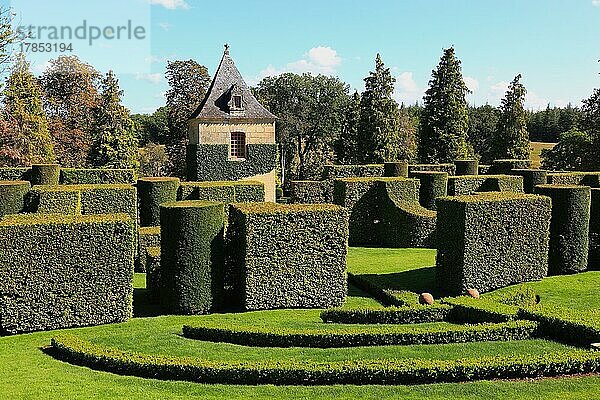 In Form geschnittene Hecken  Gartenanlage Jardins du Manoir d?Eyrignac  Gärten des Manoir d Eyrignac  Salignac-Eyvigues  Perigord noir  Region Aquitanien  Departement Dordogne  Frankreich  Europa