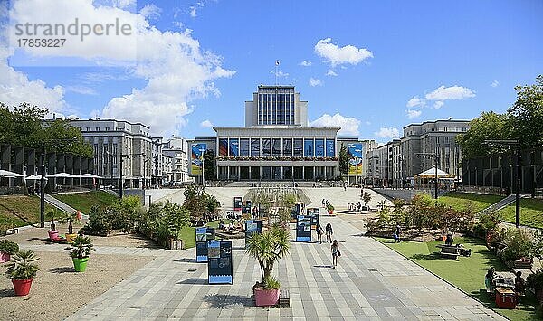 Place de la Liberte mit Rathaus Mairie  Brest  Departement Finistere Penn-ar-Bed  Region Bretagne Breizh  Frankreich  Europa