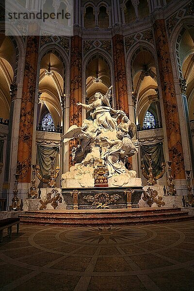 Chartres  Kathedrale Notre-Dame de Chartres  innen  Altar mit Heiligenfiguren  Region Centre  Frankreich  Europa