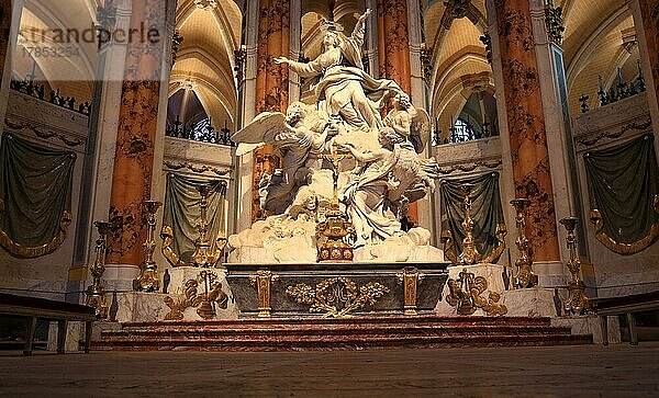 Chartres  Kathedrale Notre-Dame de Chartres  innen  Altar mit Heiligenfiguren  Region Centre  Frankreich  Europa