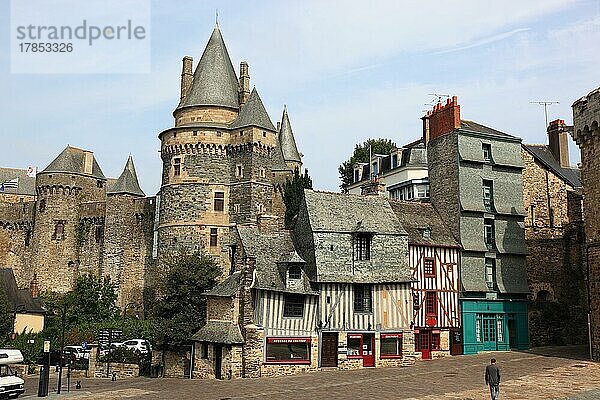 Mittelalterliche Häuser vor dem Schloss von Vitre  Bretagne  Frankreich  Europa