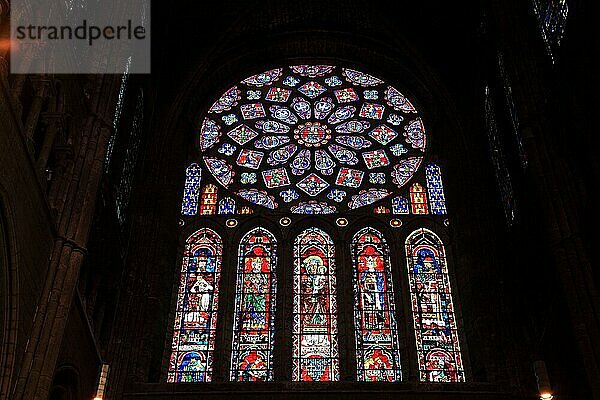Chartres  Kathedrale Notre-Dame de Chartres  innen  buntes Glasfenster  Region Centre  Frankreich  Europa