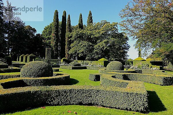 In Form geschnittene Hecken  Gartenanlage Jardins du Manoir d?Eyrignac  Gärten des Manoir d Eyrignac  Salignac-Eyvigues  Perigord noir  Region Aquitanien  Departement Dordogne  Frankreich  Europa