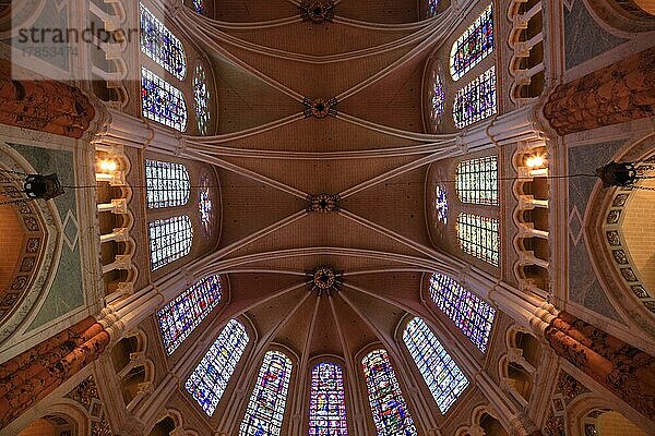Chartres  Kathedrale Notre-Dame de Chartres  innen  bemalte Kirchenfenster  Kirchendecke  Region Centre  Frankreich  Europa