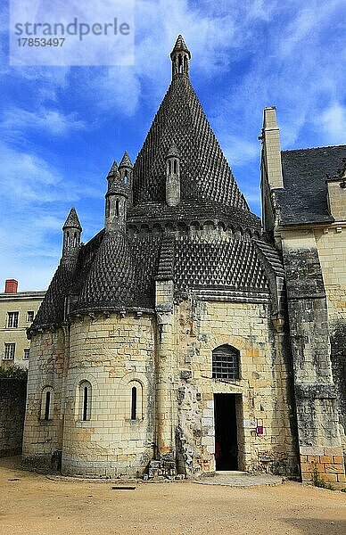 Die Küche vonFontevraud-lAbbaye  Maine-et-Loire  Abbaye Royale de Fontevraud  eine koenigliche Abtei  war ein gemischtes Kloster  das um das Jahr 1100 von Robert von Arbrissel unter Mitwirkung der Hersendis von Champagne gegruendet wurde. Die Abtei von Fontevraud  auch unter dem Namen Klosterstadt bekannt  gilt als groesstes kloesterliches Gebaeude Europas  Frankreich  Europa