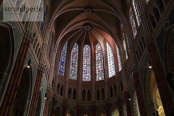 Chartres  Kathedrale Notre-Dame de Chartres  innen  bunte Glasfenster  Region Centre  Frankreich  Europa