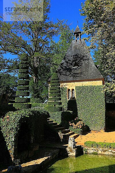 In Form geschnittene Hecken  Gartenanlage Jardins du Manoir d?Eyrignac  Gärten des Manoir d Eyrignac  Salignac-Eyvigues  Perigord noir  Region Aquitanien  Departement Dordogne  Frankreich  Europa