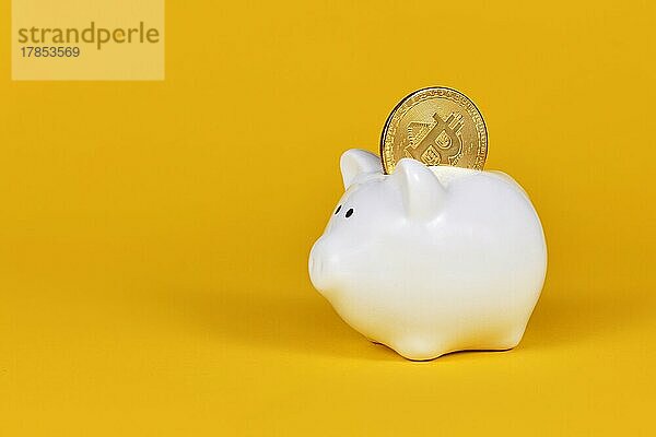 Kryptowährung Bitcoin in weißen Sparschwein auf gelbem Hintergrund