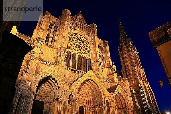 Chartres  Kathedrale Notre-Dame de Chartres  nachts beleuchtet  Region Centre  Frankreich  Europa