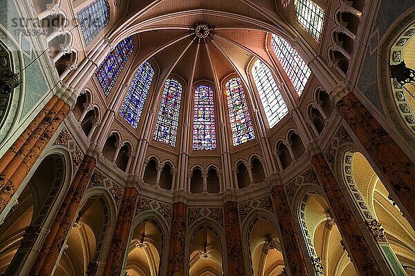 Chartres  Kathedrale Notre-Dame de Chartres  innen  bemalte Glasfenster  Region Centre  Frankreich  Europa